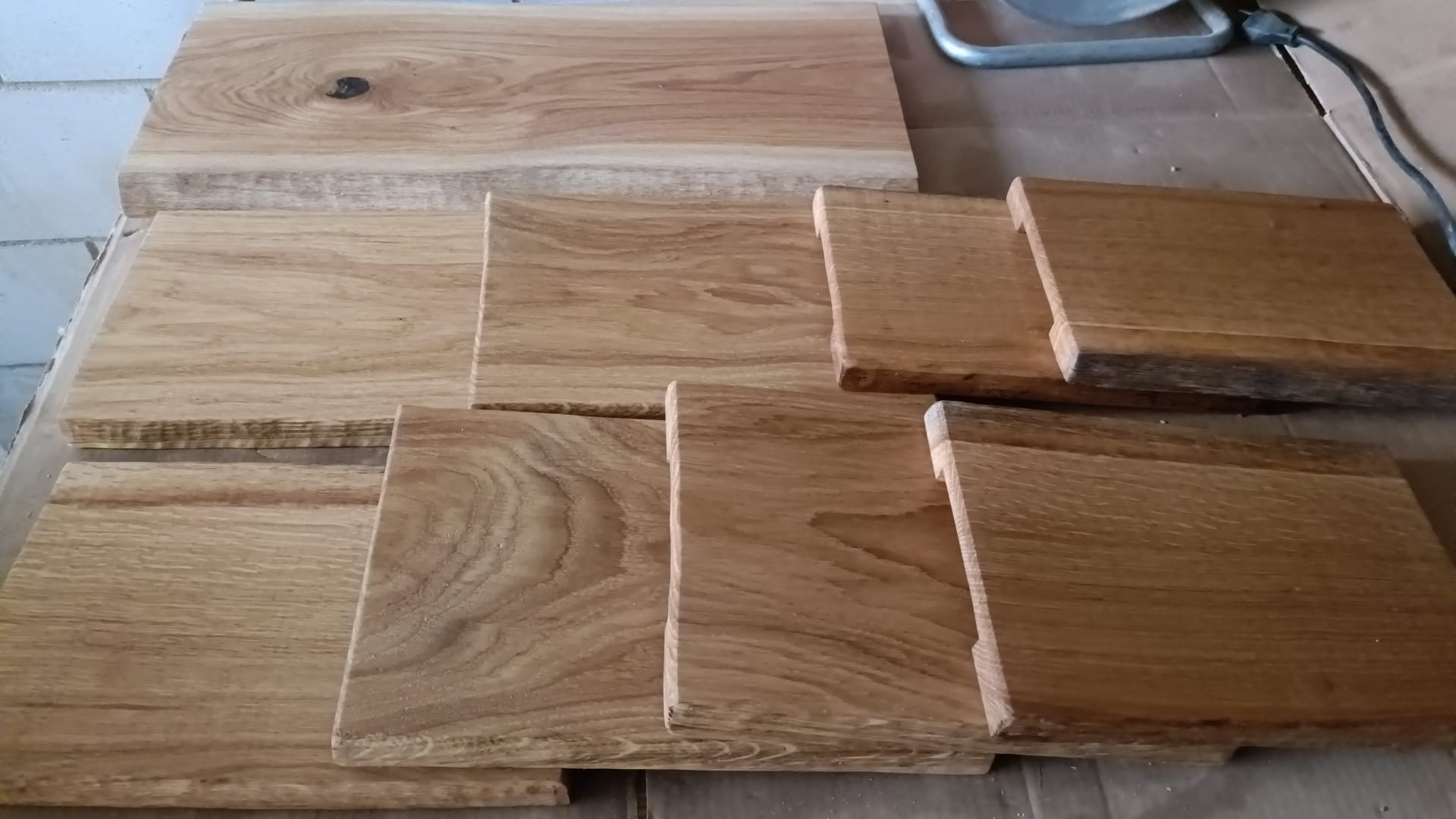 Serie di taglieri senza manico con forme e venature diverse